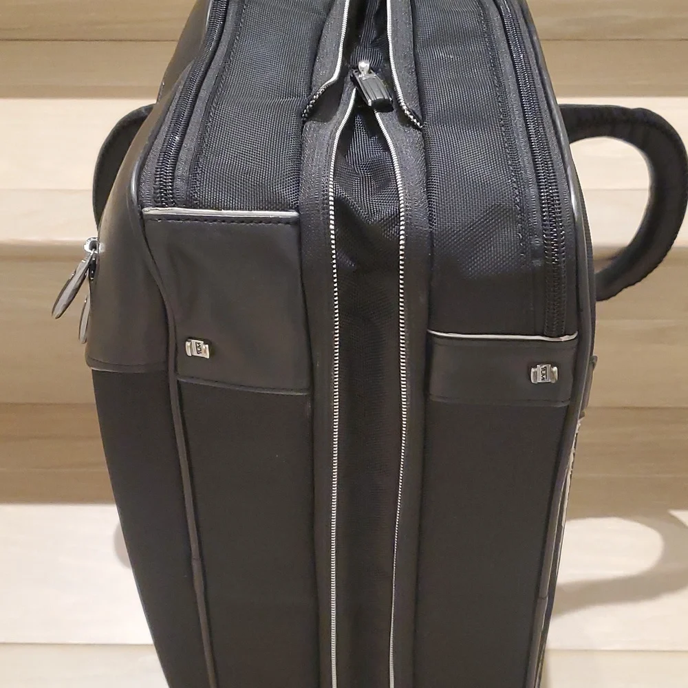 Tumi Arrivé T-Pass Kennedy Expandable Deluxe Brief Laptop Carryall Brief…